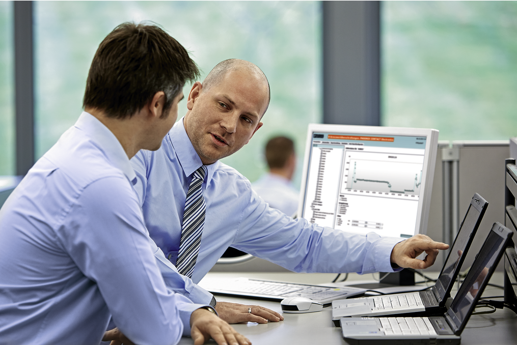 Two Analysts discussing in front of 3D printer